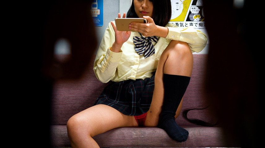 スマホを使う女子高生