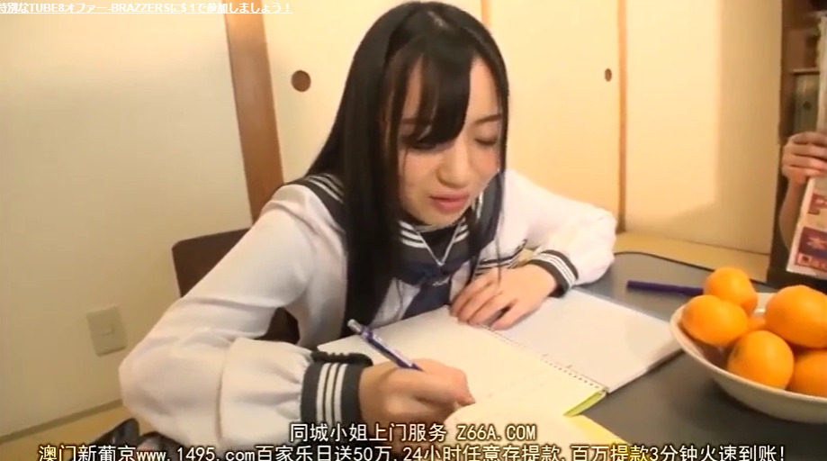 勉強する女子高生