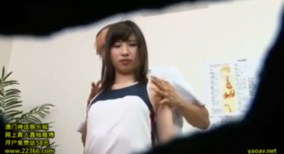 マッサージを受ける女子高生