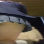 可愛いミニスカギャルJKのスカートをめくりながら逆さ撮りパンチラ盗撮