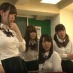 隣の巨乳JKがノーブラだと気付いて勃起しちゃったらJK達に見られてハーレム状態