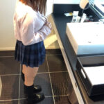 学校から帰って汗だくの身体を洗う為に制服を脱いでるギャルJKを盗撮