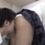 パンチラで男を誘惑する美少女JKが勃起チンポを見て生挿入セックス