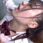誰もいない公園トイレに連れ込まれたロリJKが乳首責めで大量失禁！