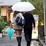 援交するスレンダーJKが中年おじさんに囲まれて乱交セックス